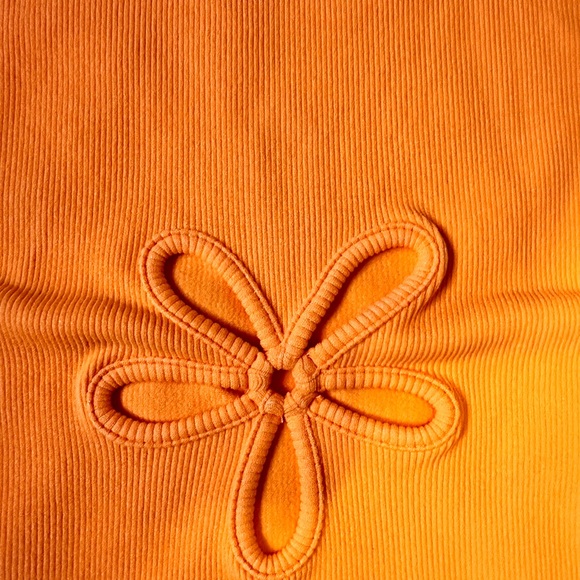 Flower Cutout Tank Top - Picture 2 of 3